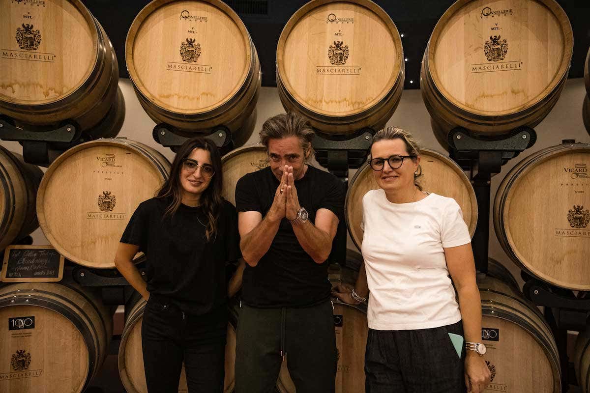 Da sinistra, Miriam Lee Masciarelli, l'artista Job Smeets e Marina Cvetic Masciarelli, per il 40&deg; anniversario il vino si fa arte fra etichette e installazioni