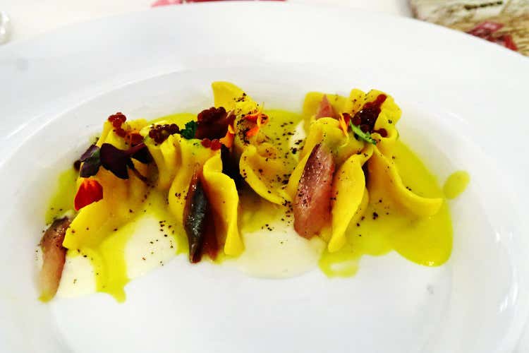 Tortelli di stracciatella di bufala, limone infornato, sarda affumicata e polvere di caff&egrave; (Mixology al Charleston di Palermo con i Marsala di Cantine Pellegrino)