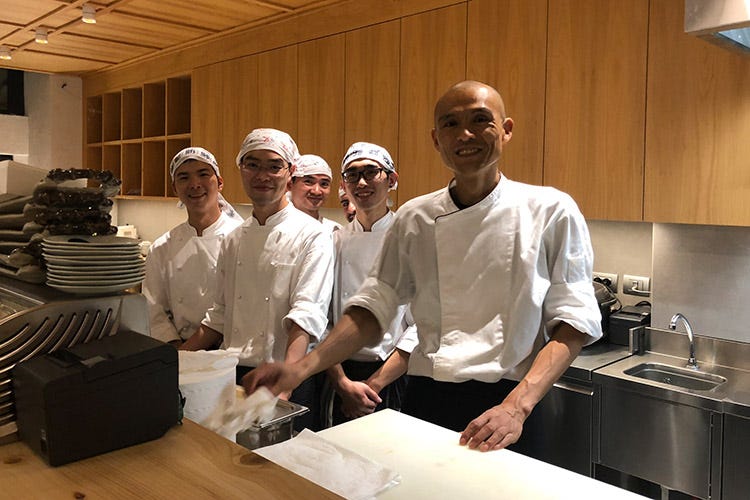 Hiko Ochai e la sua brigata (Miyabi raddoppia e apre a Milano Un'altra originale sushi experience)