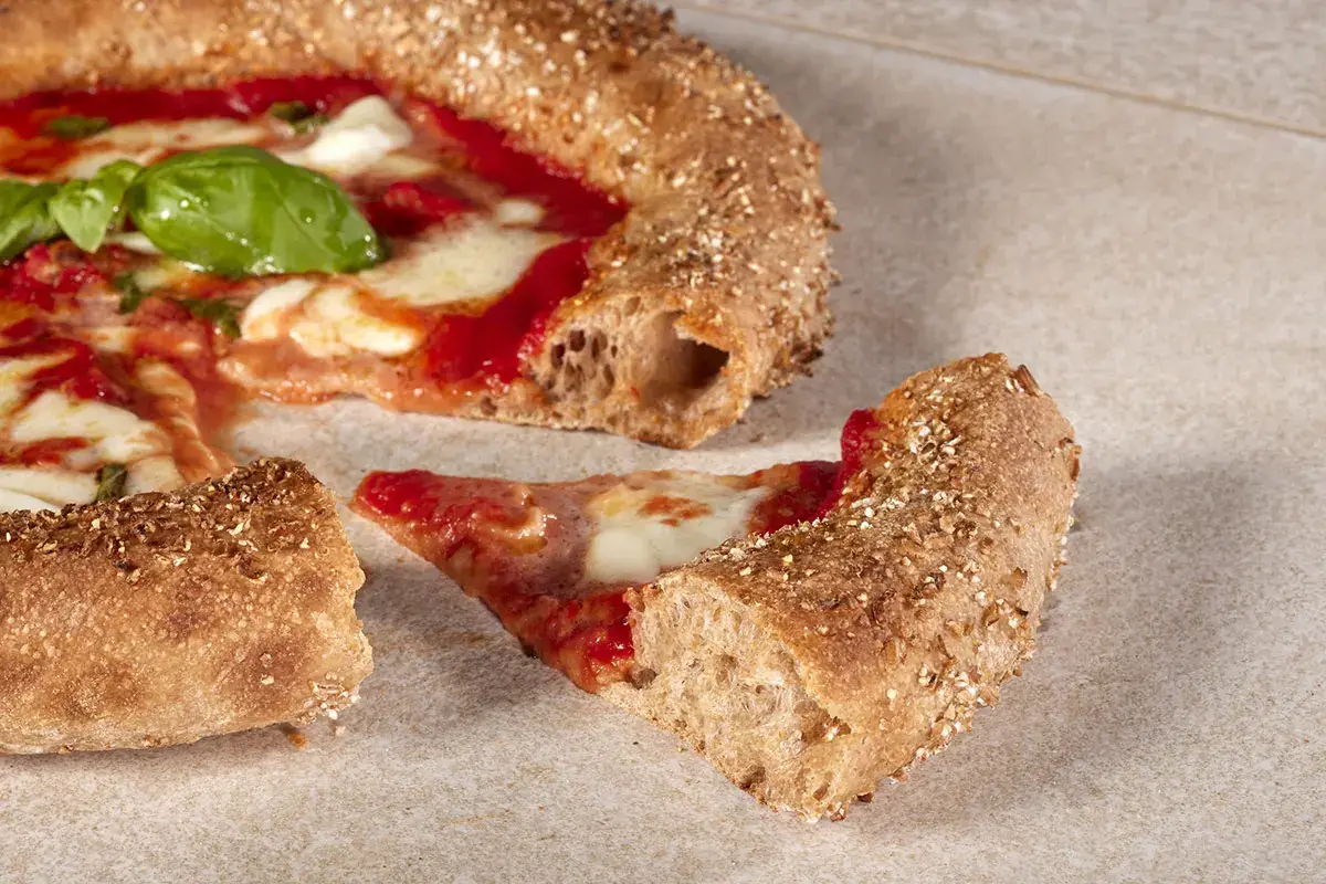 Pizza napoletana in versione integrale Una nuova esperienza della pizza napoletana, in versione integrale