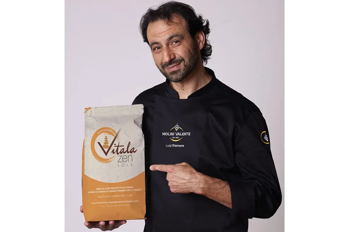 Luigi Stamerra con la farina Vitala Zen Sole Vitala Zen Sole, il grano incontra la curcuma per impasti innovativi