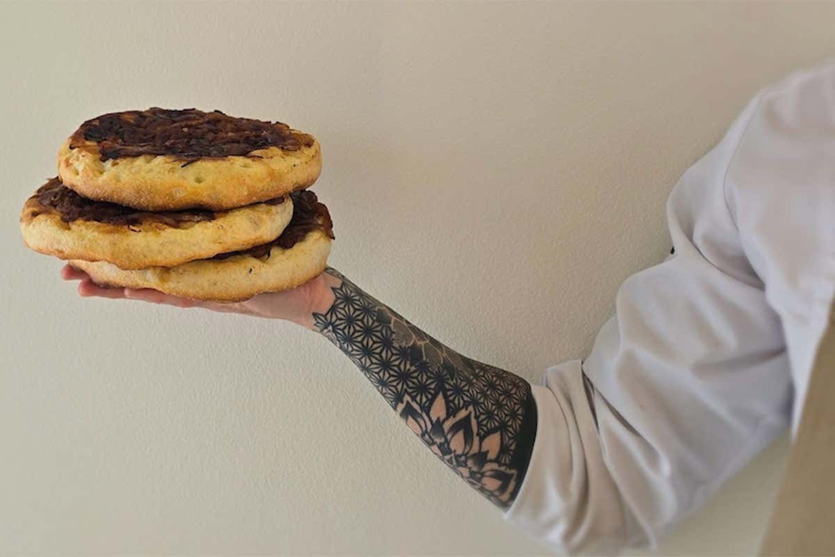 Focaccia al padellino con cipolla caramellata: il gusto autentico del Farro Monococco