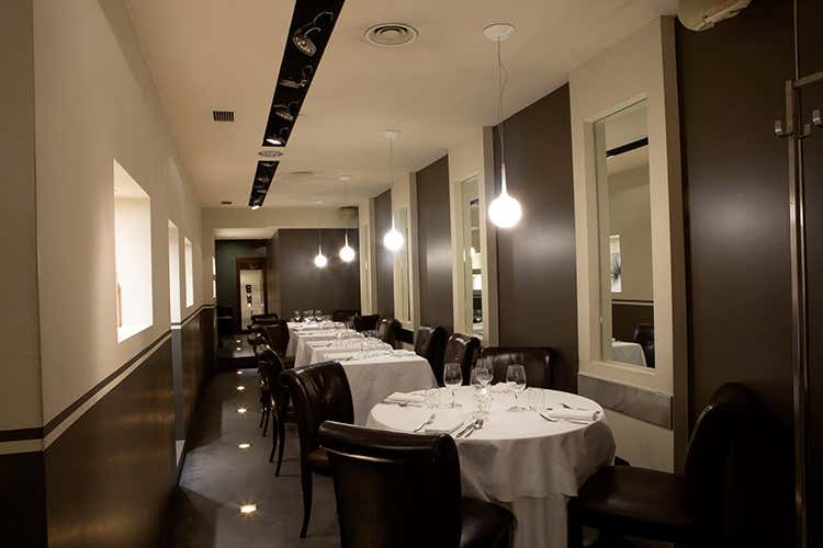 L’arredamento del locale, su due livelli, è minimal (Moma, ristorante e bistrot Nel piatto, il gusto e l'eleganza)