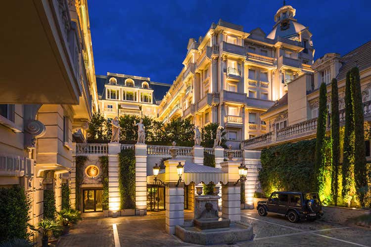(Monaco, mangia per migliaia di euro e alla fine risponde: «Non ho un soldo») (Monaco, mangia per migliaia di euro e alla fine risponde: «Non ho un soldo»)