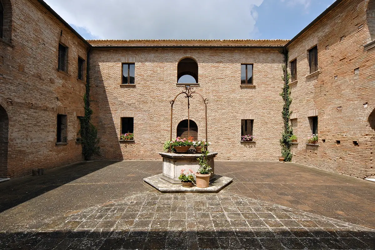 Monastero di Montebello, corte interna Nelle Marche a passo slow tra pasta e notti in monastero
