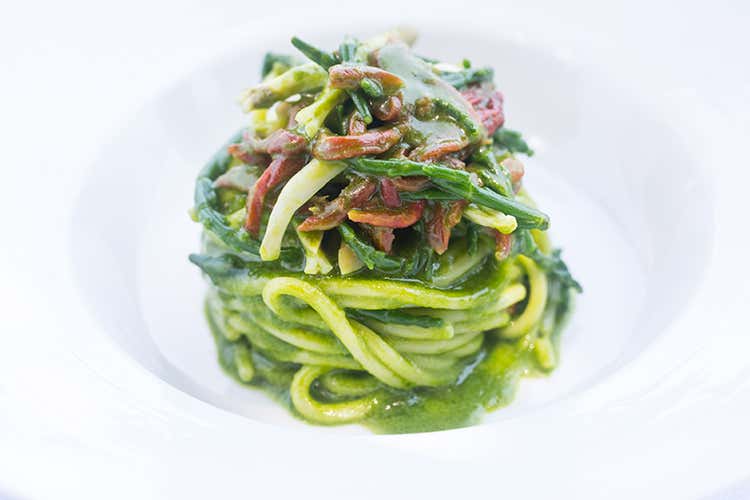 Spaghettone con ortica, cannolicchi e salicornia - Monastero Santa Rosa Il lusso della semplicit&agrave;