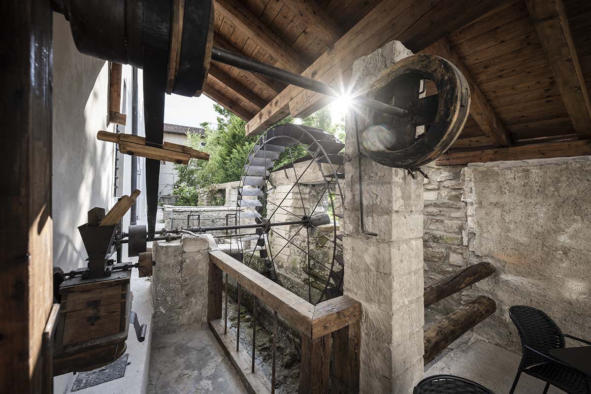 Scorci di antichi lavori. Foto: Alex Filz L’Arx Vivendi si impara soggiornando in un monastero… di design