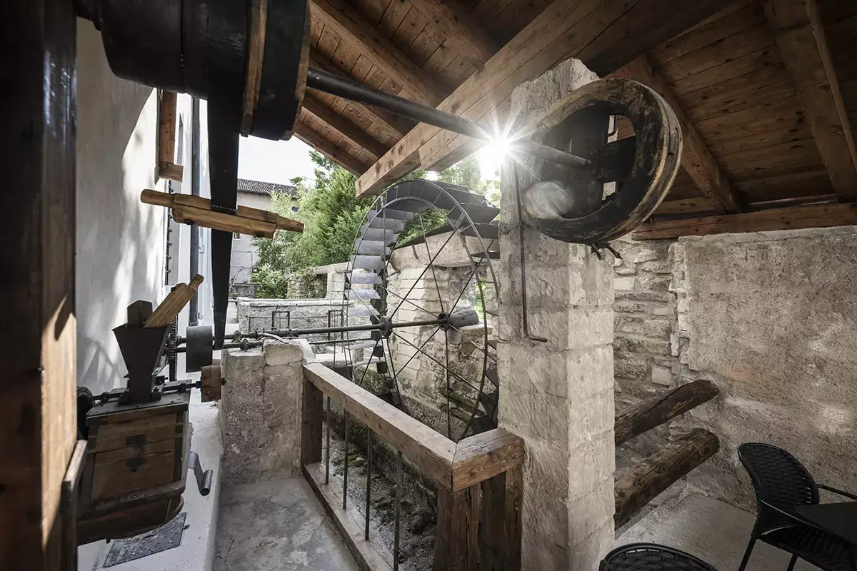 Scorci di antichi lavori. Foto: Alex Filz L’Arx Vivendi si impara soggiornando in un monastero… di design