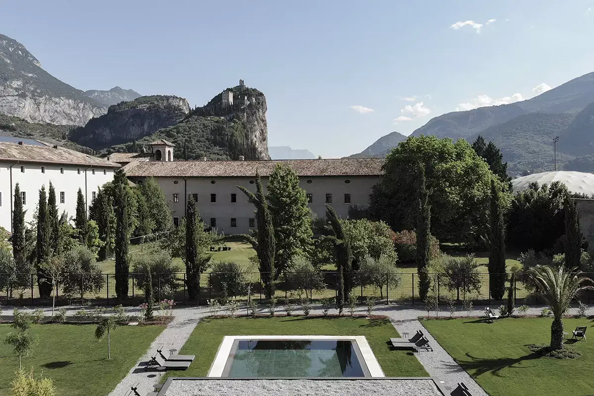 Tutto il fascino dell'antico monastero. Andrea Dal Negro L&rsquo;Arx Vivendi si impara soggiornando in un monastero&hellip; di design