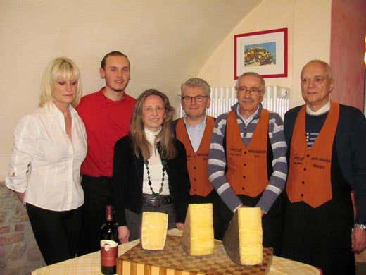 da sinistra: Monica e Stefano Berzi, Grazia Mercalli, Ugo Bonazza, Lino Magri e Mauro Capelloni da sinistra: Monica e Stefano Berzi, Grazia Mercalli, Ugo Bonazza, Lino Magri e Mauro Capelloni