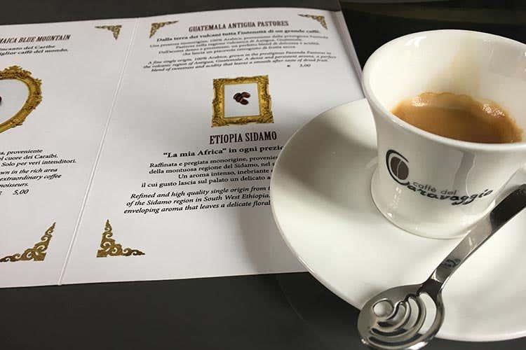 (Monorigini, cialde e una Carta ad hoc Il mondo Horeca di Caffè del Caravaggio) (Monorigini, cialde e una Carta ad hoc Il mondo Horeca di Caffè del Caravaggio)