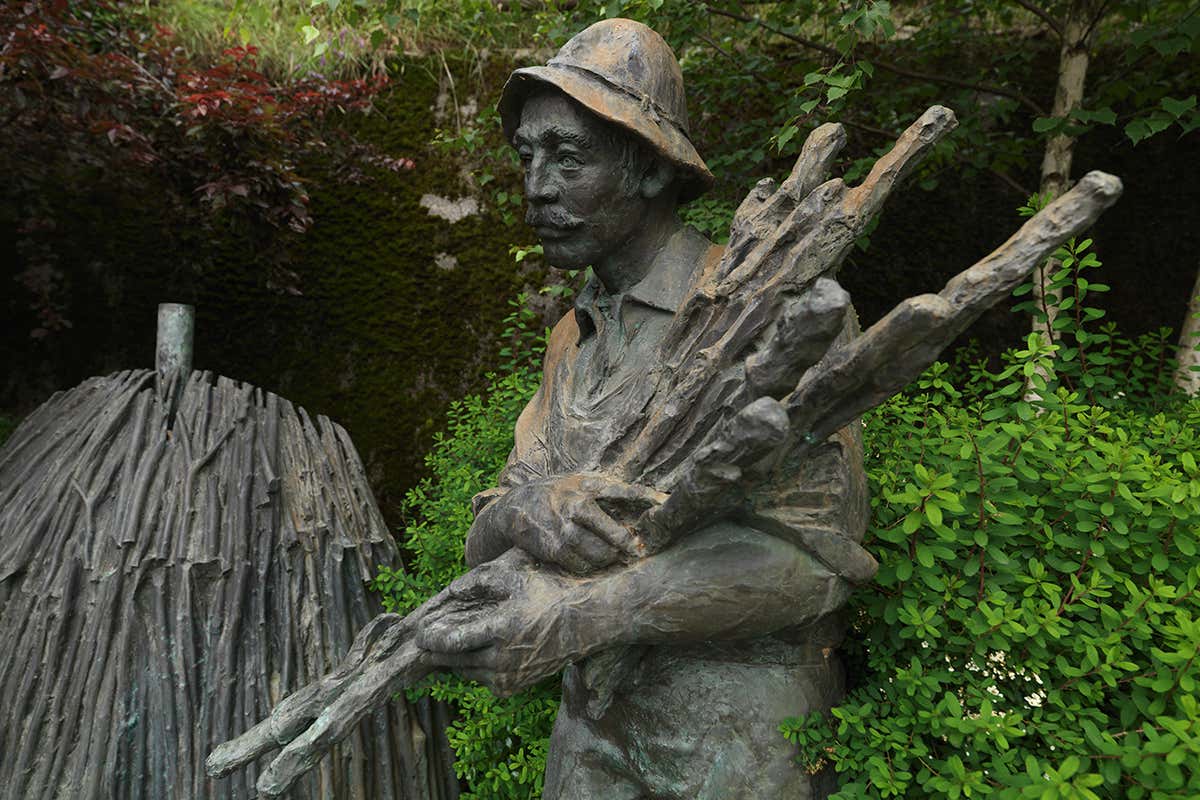 Monumento ai carbonai di Luciano Carnessali a Bondone. Foto: Alberto Campanile. Archivio fotografico APT Madonna di Campiglio Pronti per un autentico viaggio slow tra alpeggi, borghi, castelli e polenta?