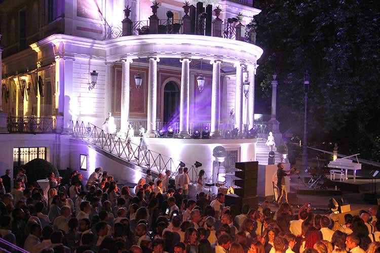 Casina Valadier illuminata come la Luna (Moonlight Party, la magica serata col naso all’insù a Casina Valadier) Casina Valadier illuminata come la Luna (Moonlight Party, la magica serata col naso all’insù a Casina Valadier)