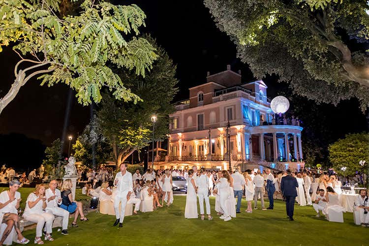 Luna protagonista a Casina Valadier (Moonlight Party, la magica serata col naso all’insù a Casina Valadier) Luna protagonista a Casina Valadier (Moonlight Party, la magica serata col naso all’insù a Casina Valadier)