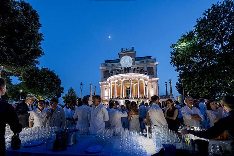 Tanti ospiti emozionati (Moonlight Party, la magica serata col naso all’insù a Casina Valadier) Tanti ospiti emozionati (Moonlight Party, la magica serata col naso all’insù a Casina Valadier)