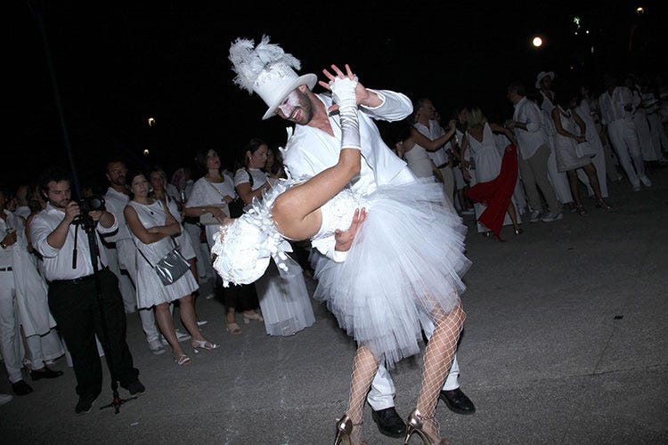 Balli in maschera hanno animato l'evento (Moonlight Party, la magica serata col naso all’insù a Casina Valadier)