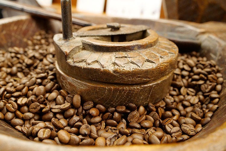 Caffè prodotto osservando una severa lavorazione, lenta ed artigianale - Caffè Morettino, 100 anni di storia per la Fabbrica MuseoDA FINIRE