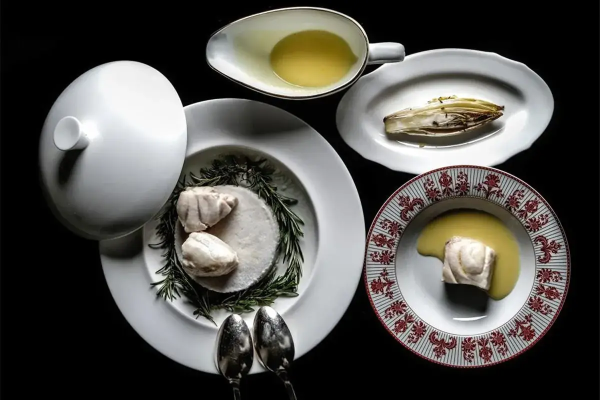 Morone al sale con salsa agli agrumi e indivia Morone al sale con salsa agli agrumi e indivia