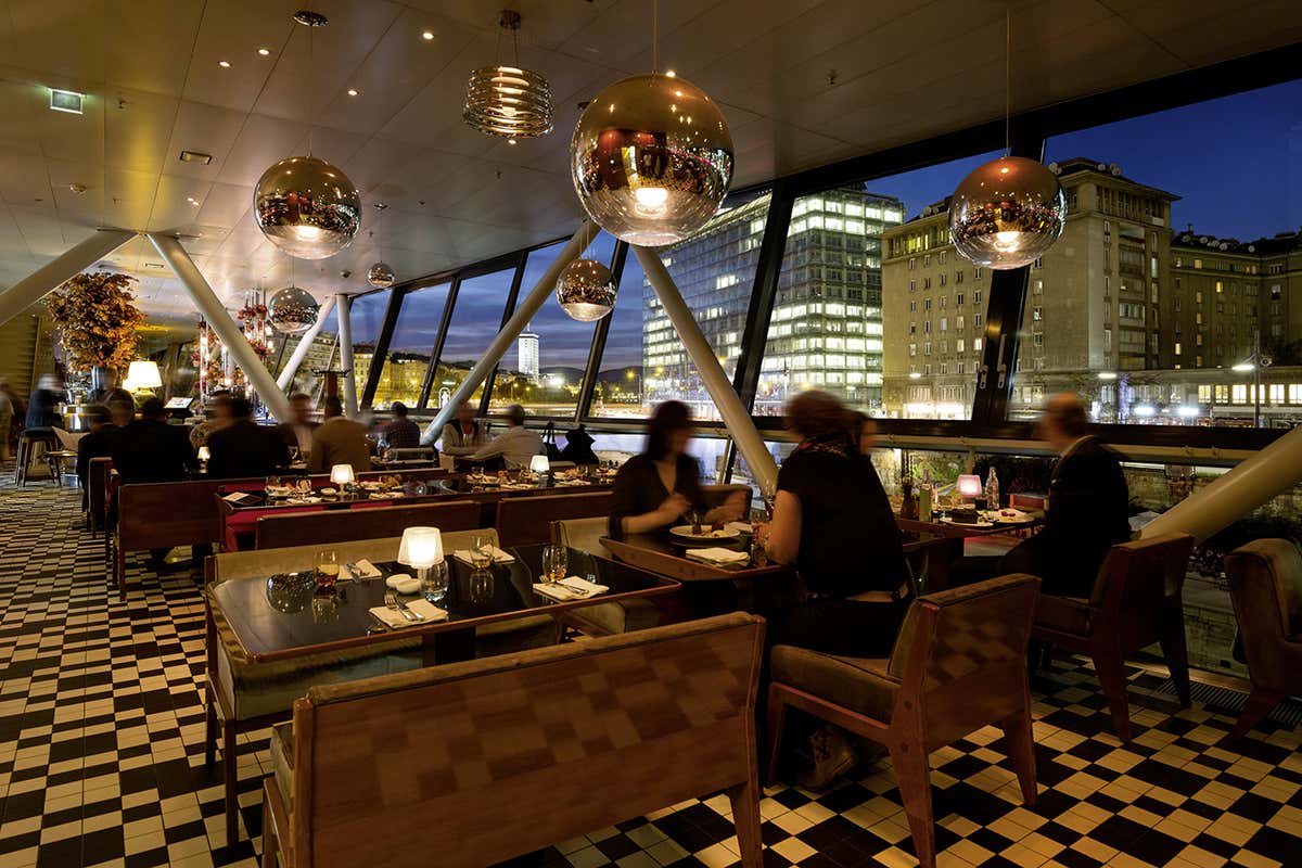 Affacciato sul canale del Danubio, il locale colpisce per la sua struttura che richiama un elegante battello urbano