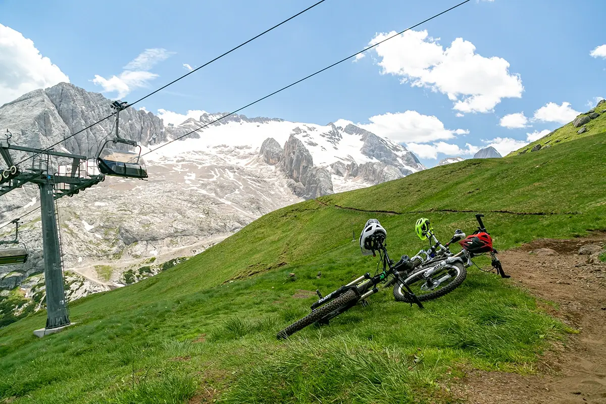 Mountain Bike. Foto: Matteo Nesello Marmolada da scoprire tra borghi ''dog'', storia e sport in quota