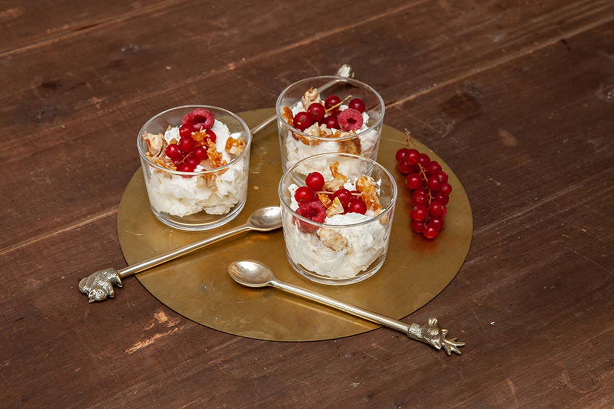 Mousse al Gorgonzola Dop con croccante caramellato alle noci e frutti rossi Mousse al Gorgonzola Dop con croccante alle noci Mousse al Gorgonzola Dop con croccante caramellato alle noci e frutti rossi Mousse al Gorgonzola Dop con croccante alle noci