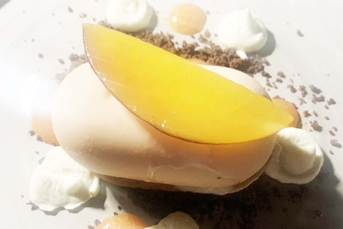 Mousse alla pesca con namelaka al basilico, gel di agrumi e crumble al cioccolato All’Hotel Aleph di Roma il menu estivo è un viaggio di gusto in Italia