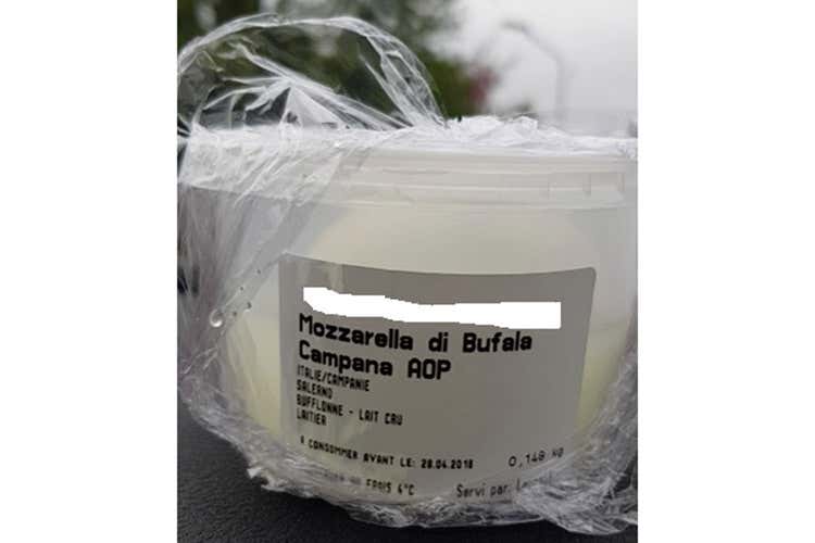 (Mozzarella di bufala campana Dop Scoperto fake in vendita a Bruxelles)