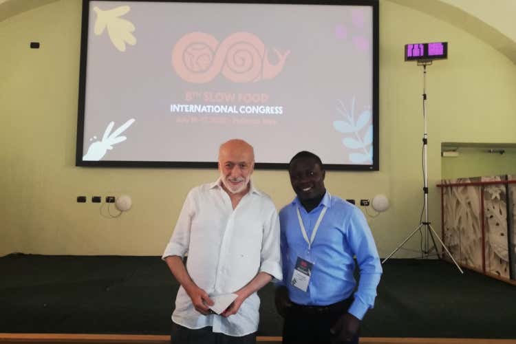 Carlo Petrini e Edward Mukiibi Slow Food, Edward Mukiibi è il nuovo presidente