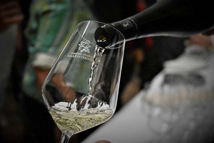Il vitigno a bacca bianca è  nato a fine 1800 per mano di Hermann Müller attraverso l’incrocio tra Riesling Renano e Madeleine Royal - Müller Thurgau protagonistaScopriamo il vino di montagna