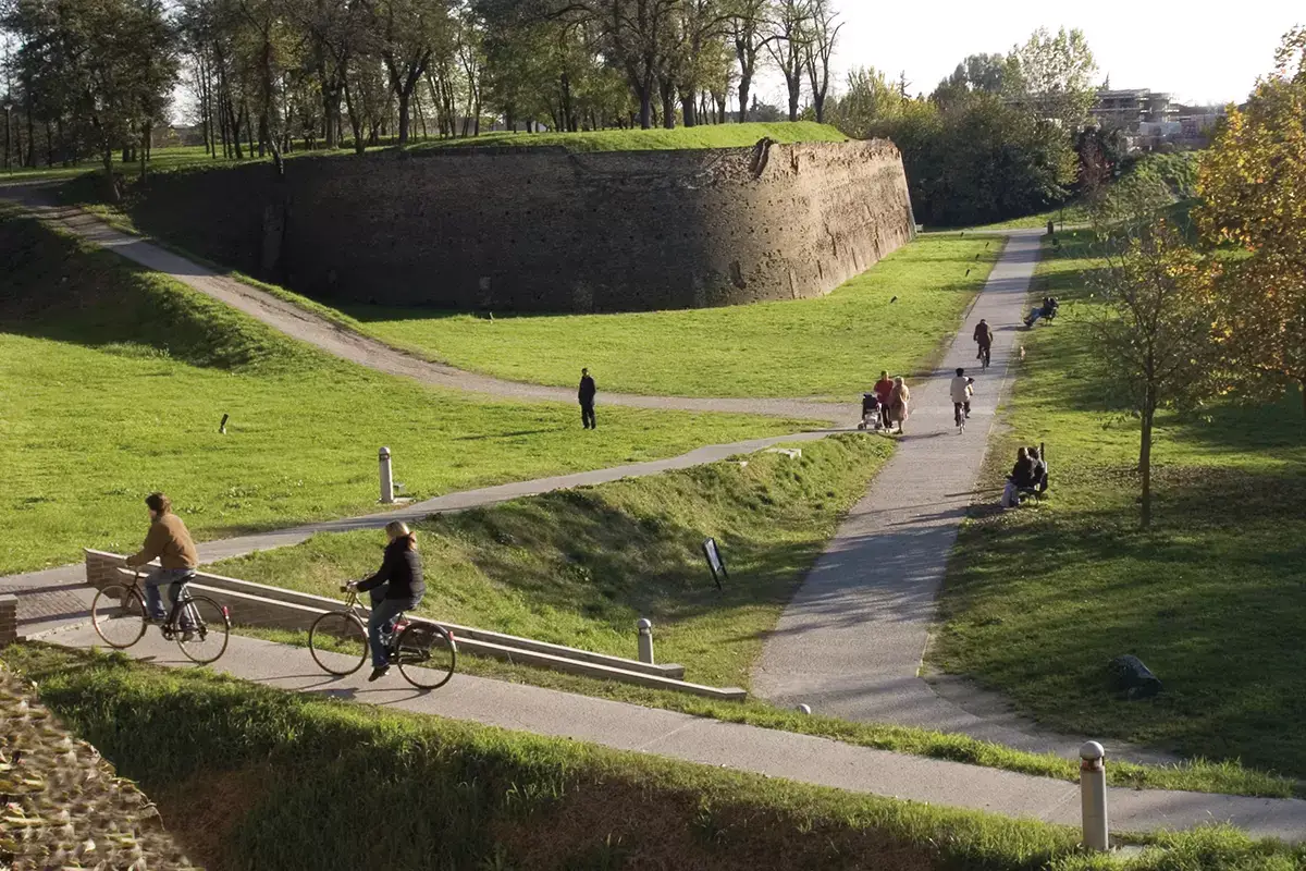 Pedalando lungo le mura. Foto: Luca Gavagna Da Ferrara a Comacchio, in bici e sull&rsquo;acqua nella terra della dolce vita