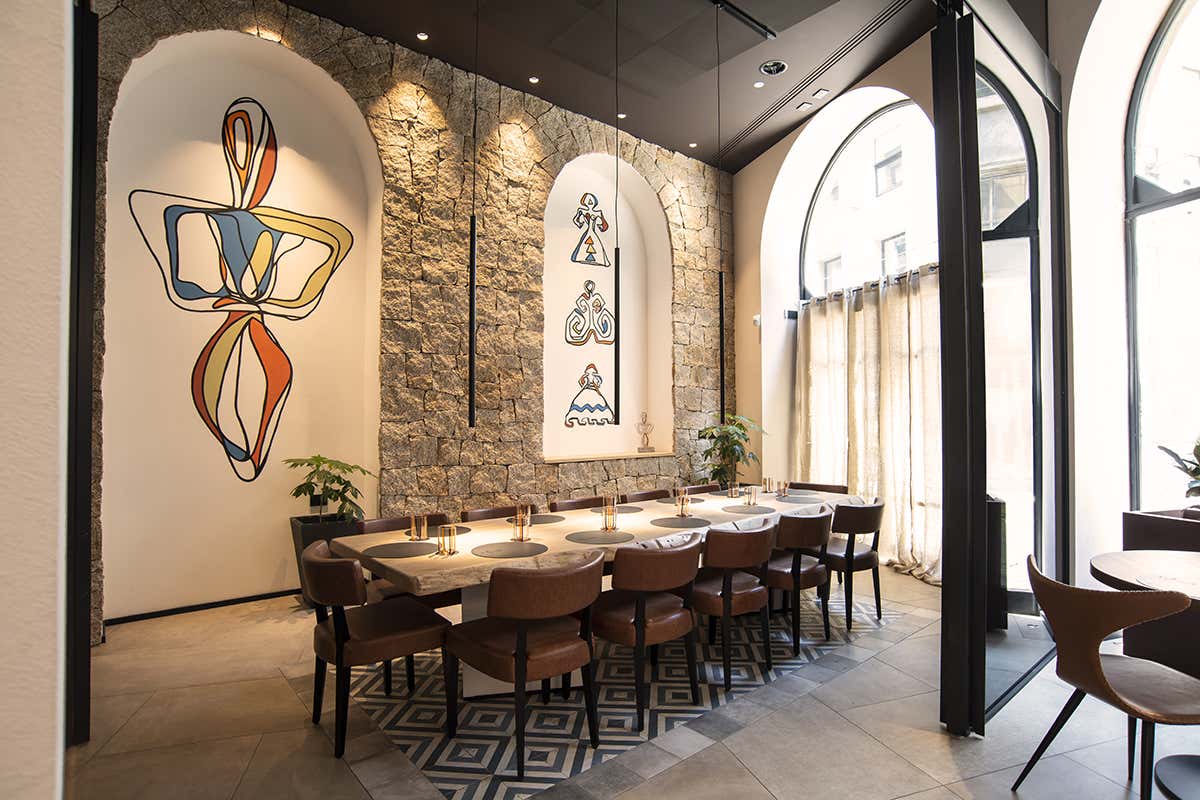 Sala dei Murales Gustare la Sardegna stando a Milano? Riapre Frades Porto Cervo