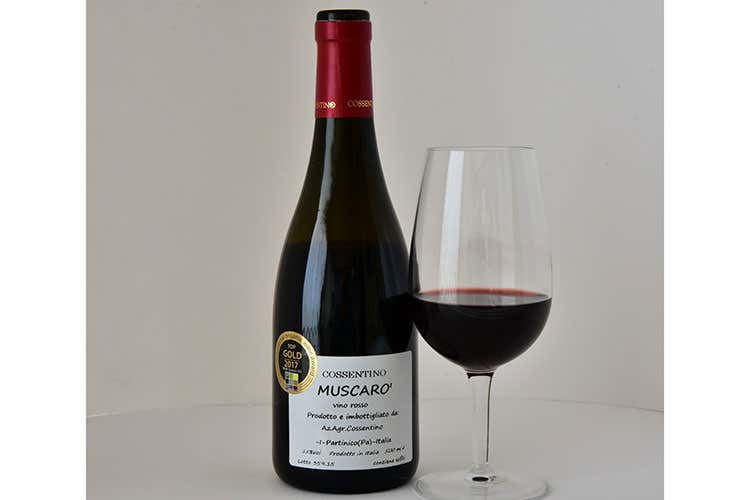 (Muscarò 2015, 100 punti al Bioweinpreis Prima volta in otto anni di concorso) (Muscarò 2015, 100 punti al Bioweinpreis Prima volta in otto anni di concorso)