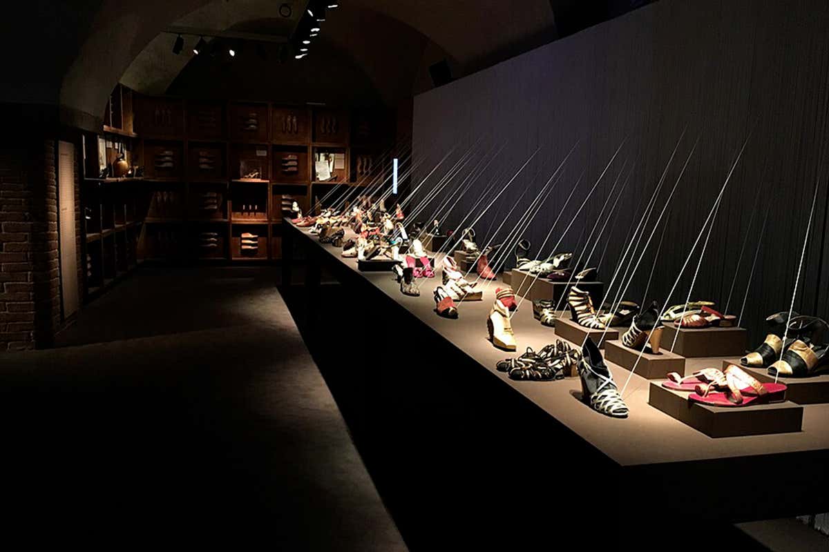 Il Museo Salvatore Ferragamo, ospitato a Palazzo Spini Feroni, racconta l’incontro tra artigianato italiano e glamour hollywoodiano attraverso calzature iconiche che hanno segnato la storia del costume