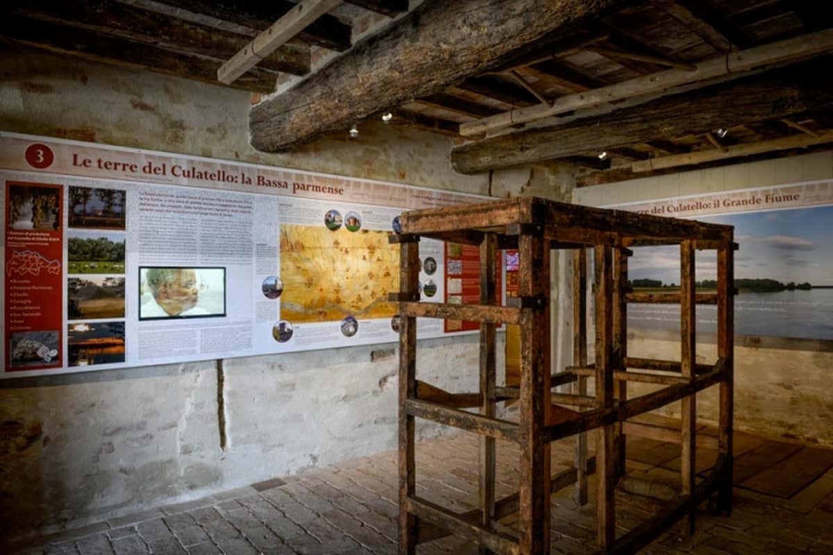 Al Museo del Culatello e del Masalén foto, attrezzi e mappe raccontano la storia del culatello e delle tradizioni norcine della zona