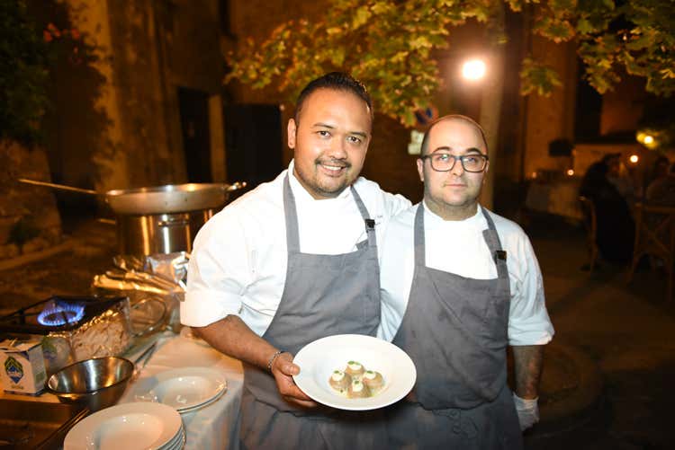 A sinistra, Daniele Salvatori (Musica e sapori sotto le stelle di Lucignano sinfonia di piaceri in Valdichiana)