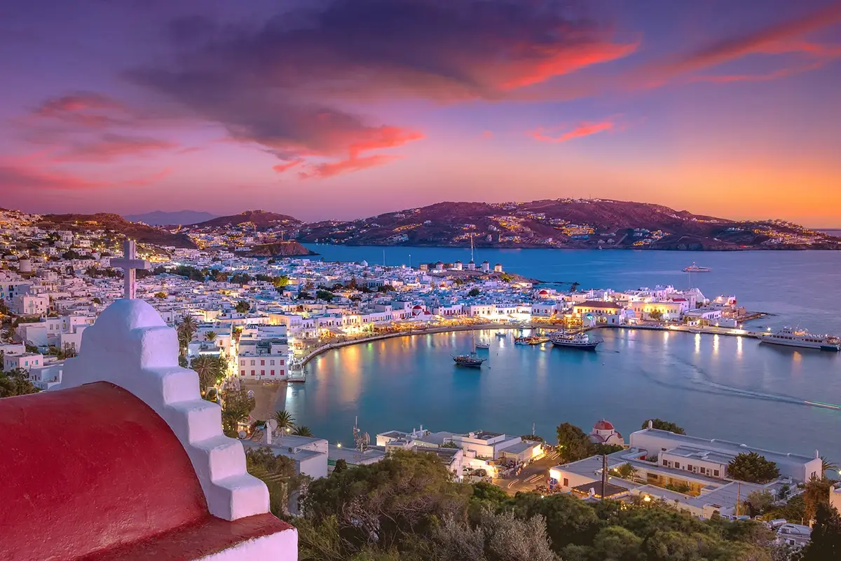 A Mykonos bandita la musica nei locali Nuove restrizioni a Mykonos: coprifuoco e stop alla musica nei locali