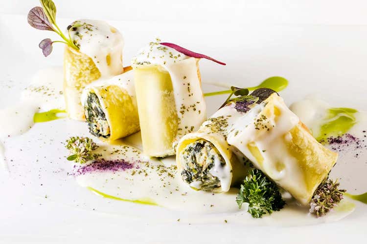 Pacchero di Gragnano ripieno di salsiccia nostrana e friarielli napoletani servito su fonduta di Provolone del Monaco Dop - Gennaro Balestrieri Pacchero di Gragnano ripieno di salsiccia nostrana e friarielli napoletani servito su fonduta di Provolone del Monaco Dop - Gennaro Balestrieri