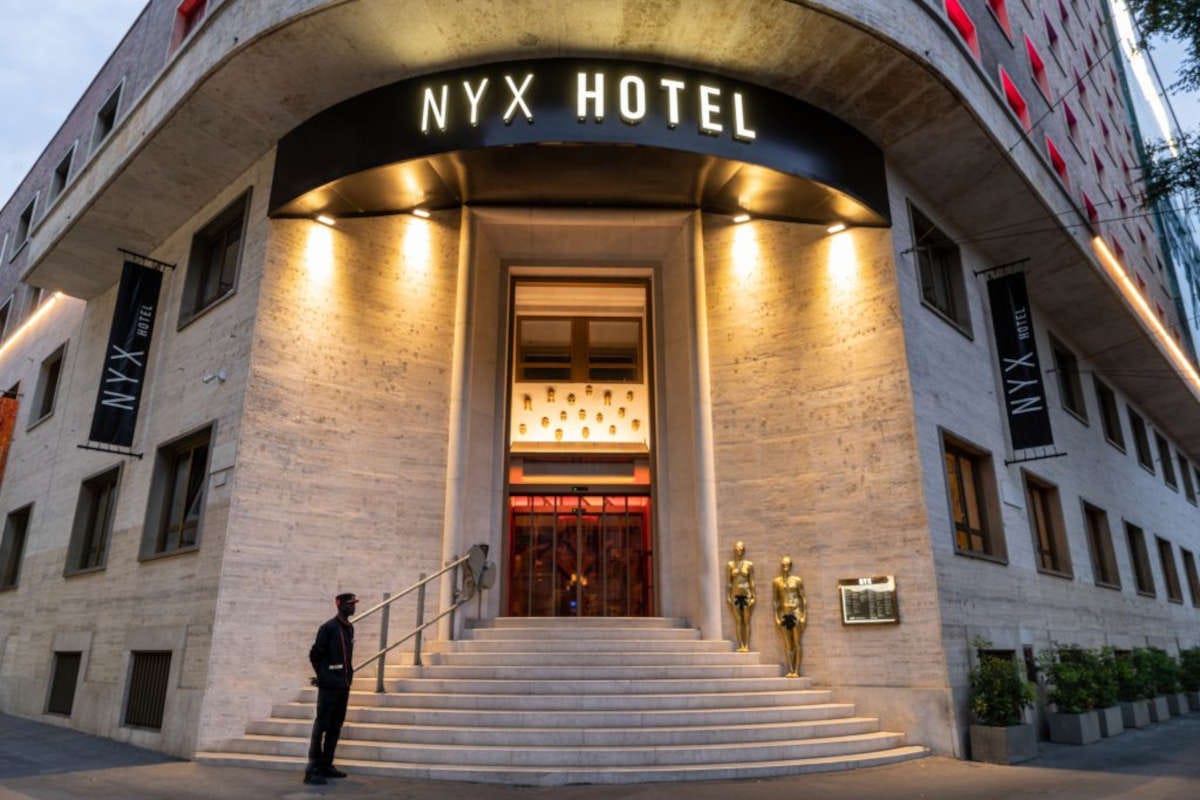 Al NYX Milan Hotel la mostra Loghi Comuni by Alessandro D’Aquila