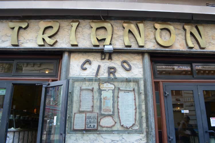 Napoli onora due simboli della città Un percorso tra la pizza e San Gennaro Napoli onora due simboli della città Un percorso tra la pizza e San Gennaro
