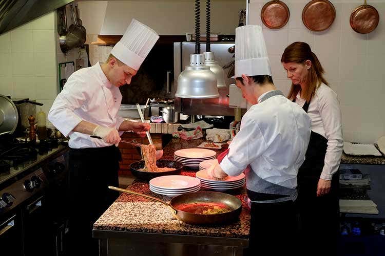 I cuochi al lavoro per un menu «leggero ed equilibrato» - Nasce la Confraternita del Grasso La prima dedicata in Italia I cuochi al lavoro per un menu «leggero ed equilibrato» - Nasce la Confraternita del Grasso La prima dedicata in Italia