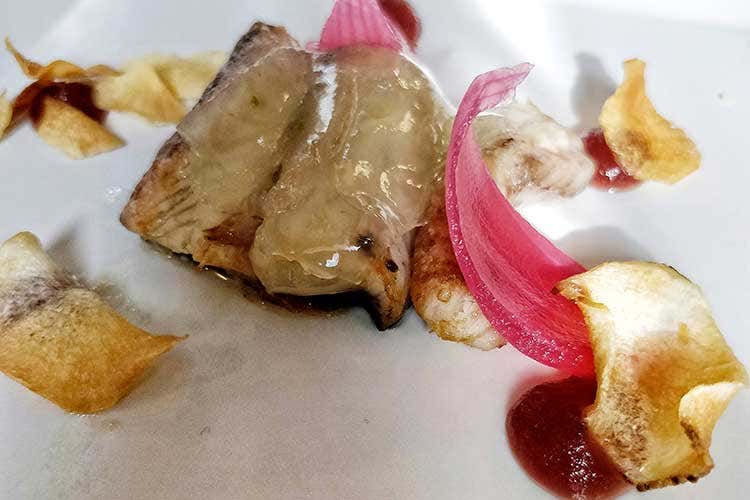 Anguilla di mare affumicata, lime Siciliano e cipolla rossa di Cannara - Nasce la Confraternita del Grasso La prima dedicata in Italia Anguilla di mare affumicata, lime Siciliano e cipolla rossa di Cannara - Nasce la Confraternita del Grasso La prima dedicata in Italia