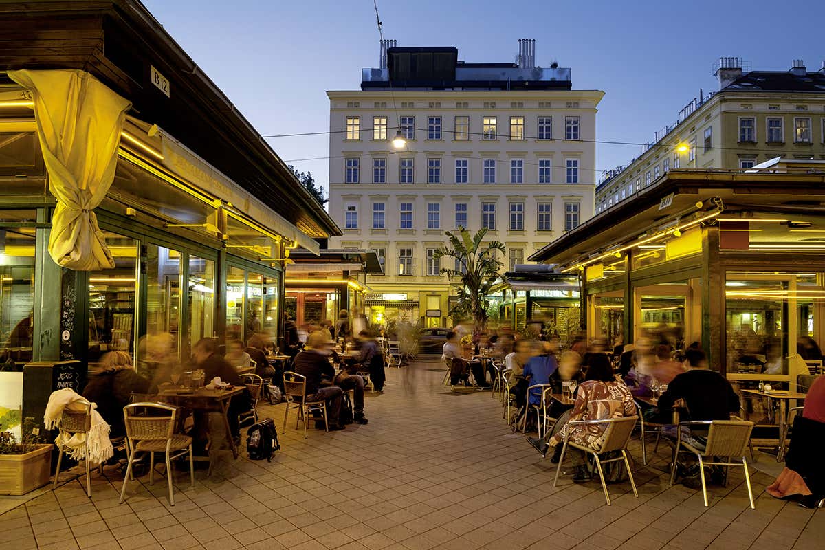 Naschmarkt, il mercato più vivace di Vienna, tra sapori internazionali, prodotti freschi e un’atmosfera cosmopolita