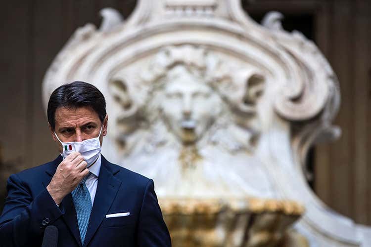 Natale, Conte: non faccio previsioni Serve ora l'impegno di tutti Natale, Conte: non faccio previsioni Serve ora l'impegno di tutti
