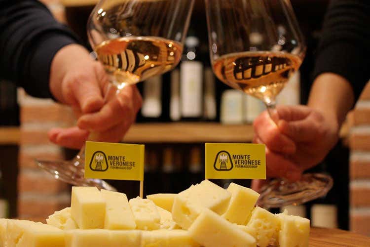 (Il Natale è giallorosa per il Chiaretto Aperitivi con formaggio Monte Veronese) (Il Natale è giallorosa per il Chiaretto Aperitivi con formaggio Monte Veronese)