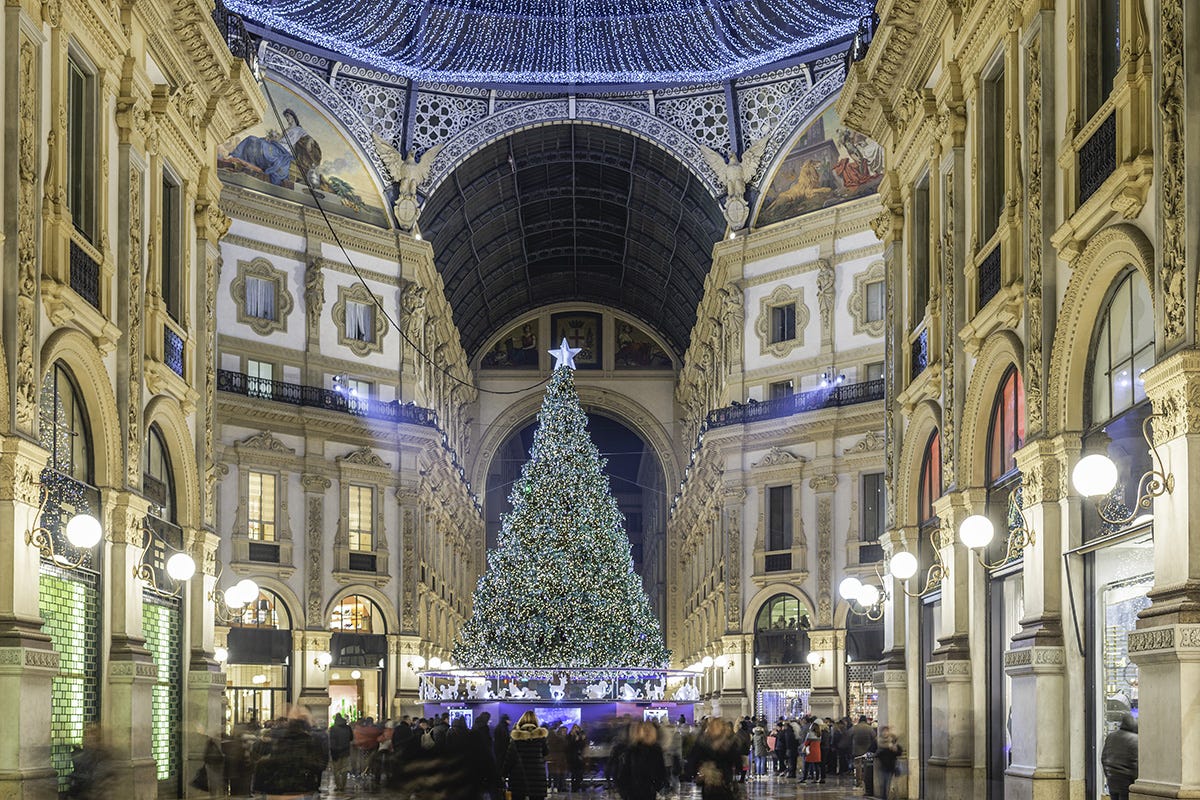 A Milano 30 chilometri di luminarie dal centro alle periferie Natale, 14 sponsor accendono Milano con 30 km di luminarie