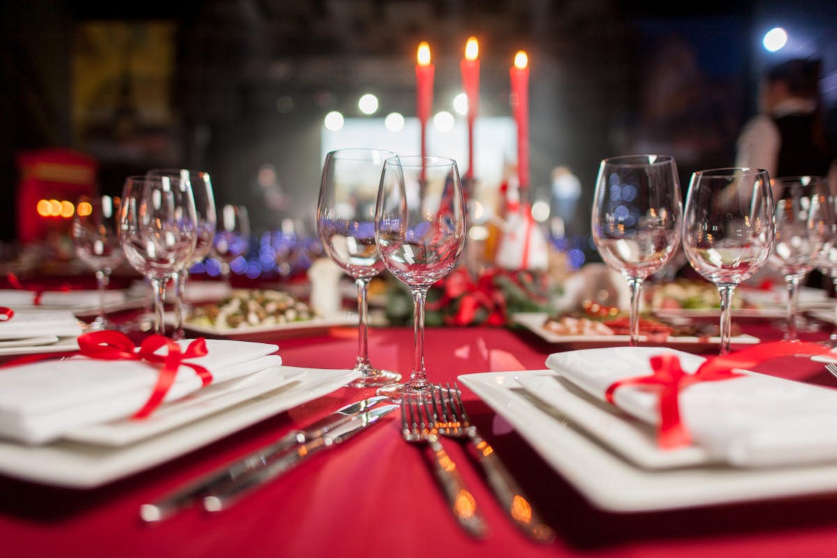 Caro energia, bollette e stipendi bassi non metteranno a rischio il pranzo delle feste Natale al ristorante: ecco come sarà dal Nord al Sud Italia