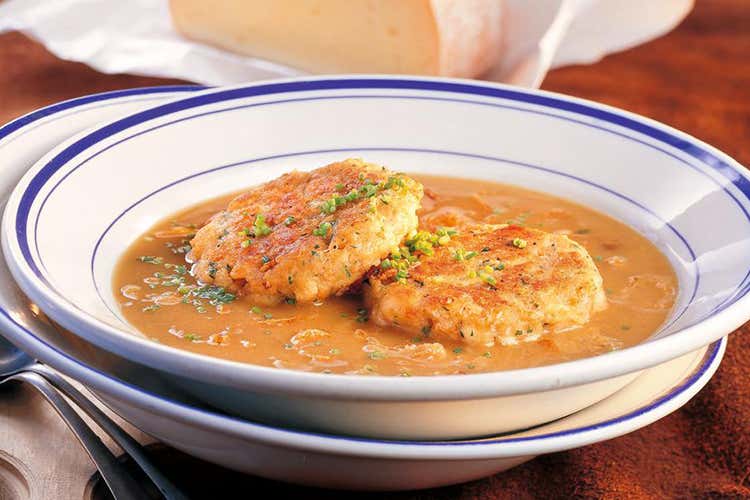 Zuppa di canederli di formaggio (foto: GUSTO - Eisenhut & Mayer) - Natura e buona cucina Vacanze con gusto a Kitzbühel Zuppa di canederli di formaggio (foto: GUSTO - Eisenhut & Mayer) - Natura e buona cucina Vacanze con gusto a Kitzbühel