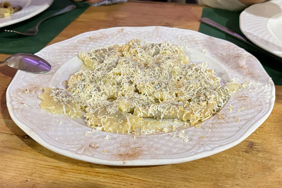 In Carnia, il borgo che racconta le tradizioni di un popolo attraverso il legno