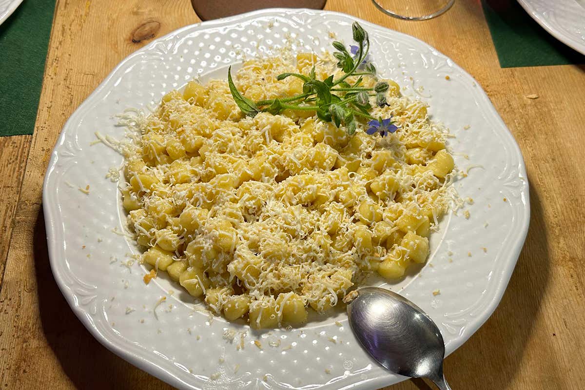 In Carnia, il borgo che racconta le tradizioni di un popolo attraverso il legno