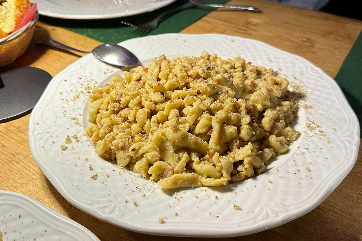 In Carnia, il borgo che racconta le tradizioni di un popolo attraverso il legno